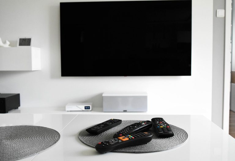 구형 TV에서 넷플릭스 보는 방법 3가지, 스마트 TV 없어도 OTT 시청 가능